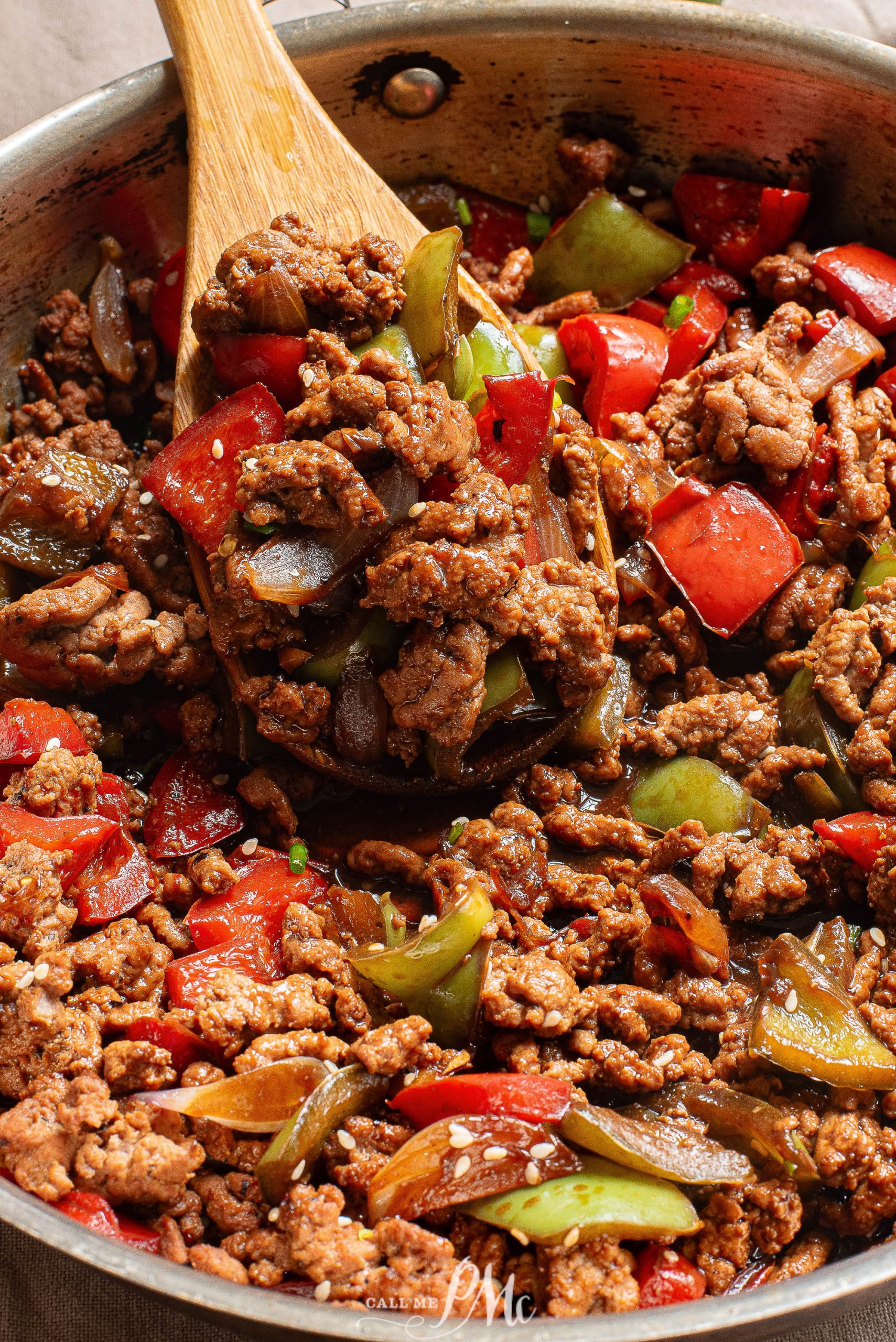 A skillet filled with meat and peppers.