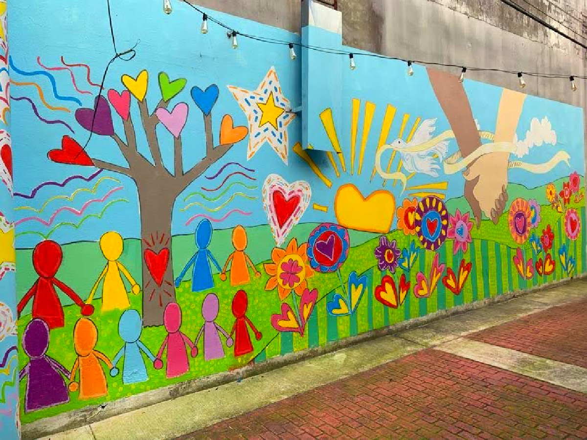 A colorful mural painted on the side of a building for mural tour in Tupelo, MS.