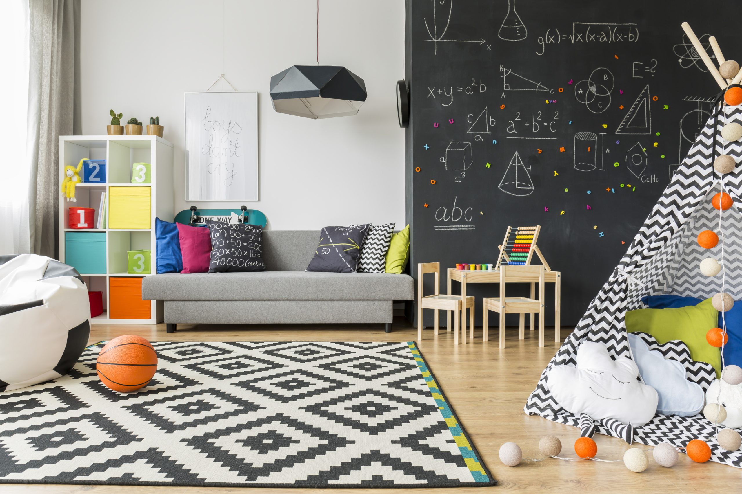 A room with a blackboard wall and a couch. 10-minute decluttering tips.